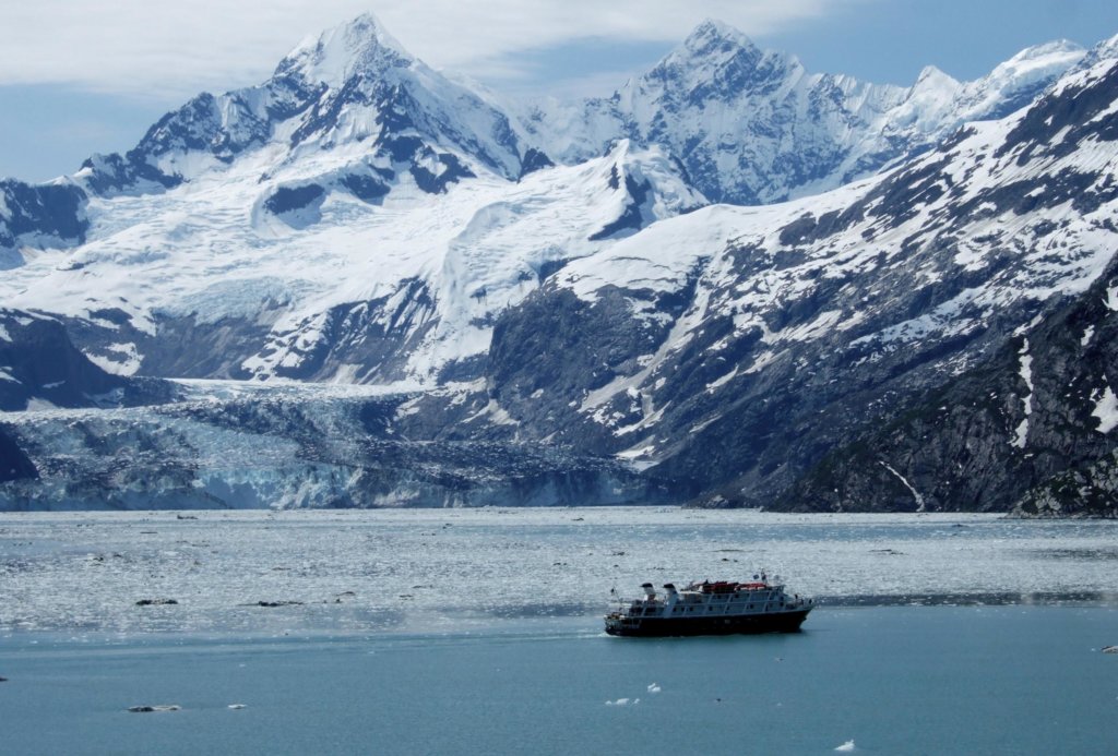 Glacier Bay and Boat credit NPS 572x387